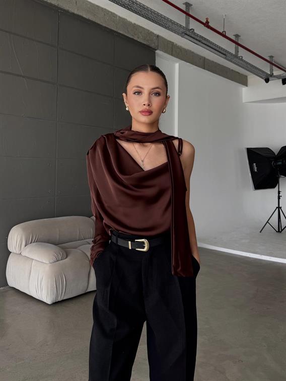 Calreth Tek Omuz Detay Kahve Saten Bluz