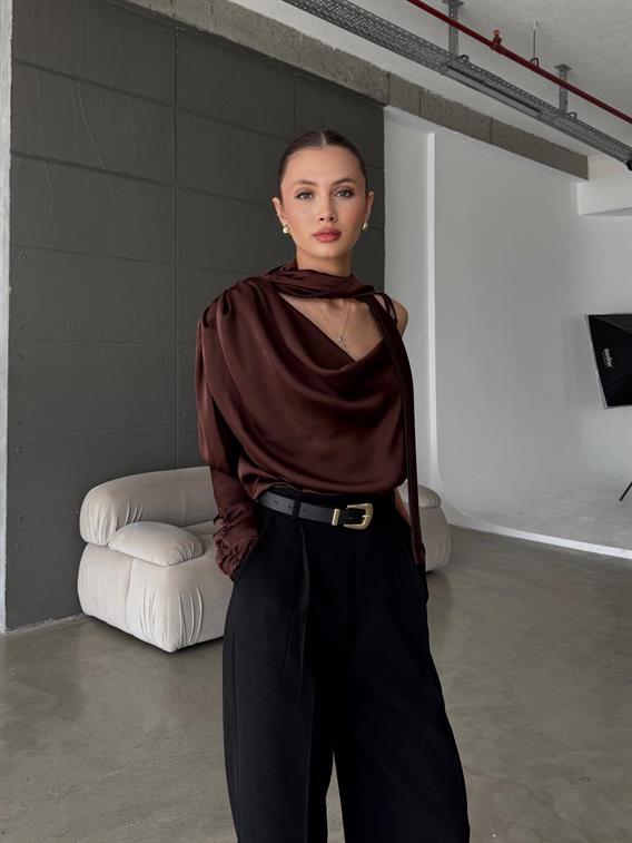 Calreth Tek Omuz Detay Kahve Saten Bluz