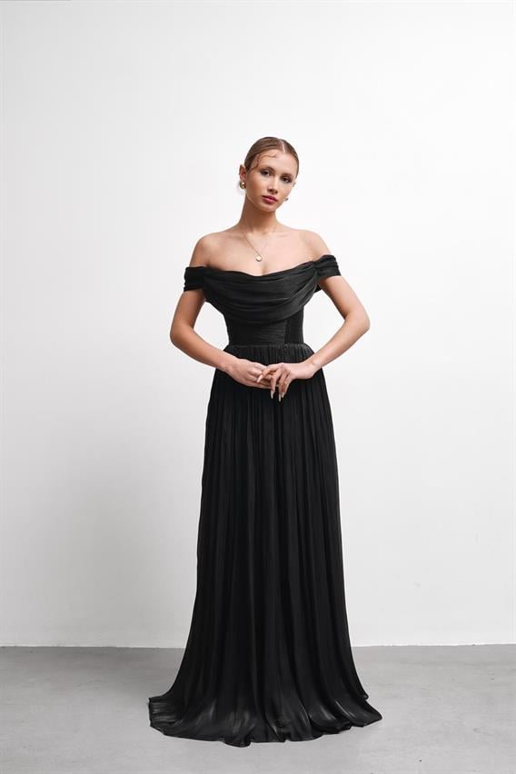 OWNIGHT Vixen Kayık Yaka Piliseli Siyah Uzun Abiye 