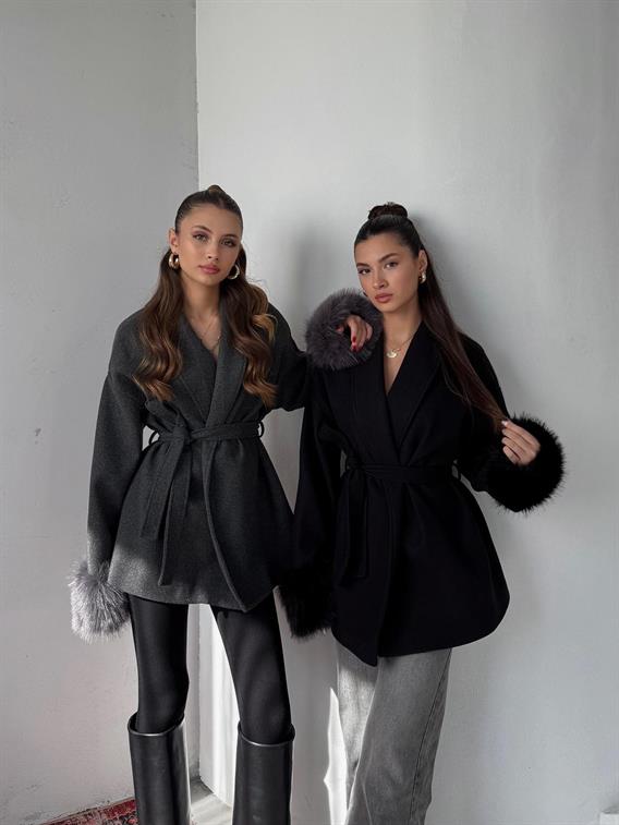 Tarenne Kolları Kürk Detay Bağlamalı Siyah Kaşe Kimono