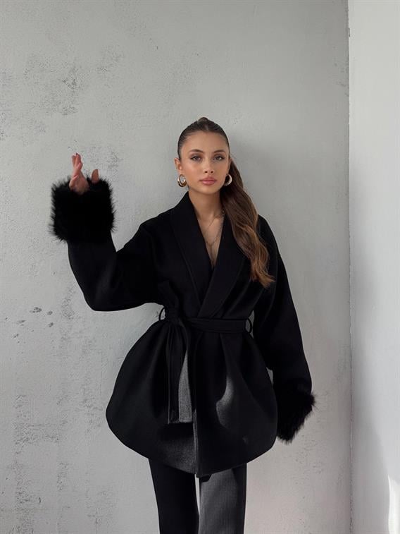 Tarenne Kolları Kürk Detay Bağlamalı Siyah Kaşe Kimono