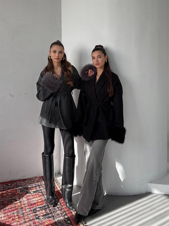 Tarenne Kolları Kürk Detay Bağlamalı Siyah Kaşe Kimono