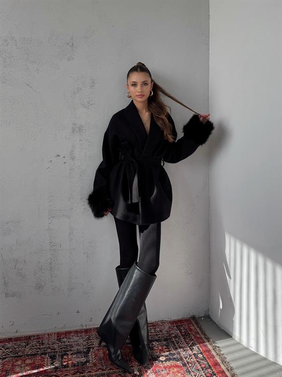 Tarenne Kolları Kürk Detay Bağlamalı Siyah Kaşe Kimono