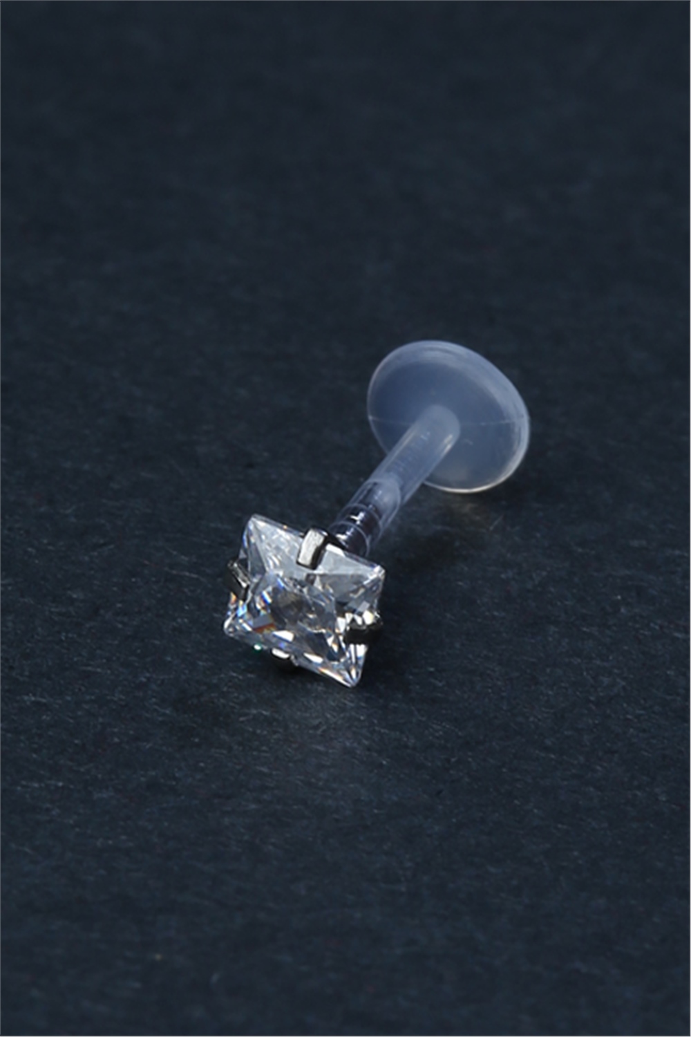 Kare Taş Labret Tedavi Piercing 