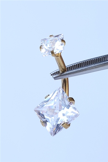 Beyaz Kare Taş Göbek Gold Piercing