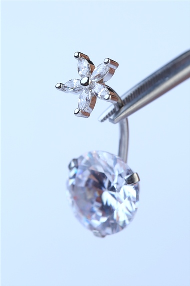 Çiçekli Beyaz Taş Göbek Silver Piercing