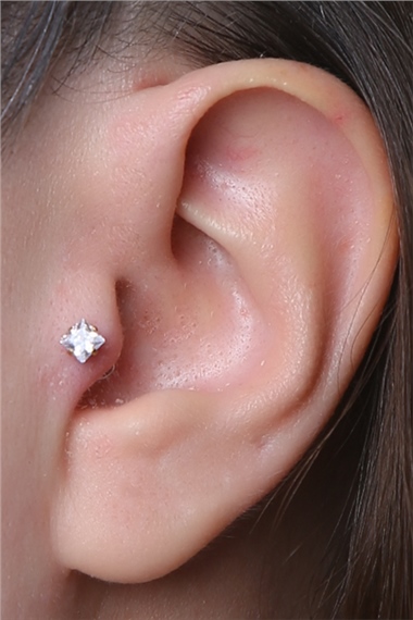 Kare Taş Labret Orta Boy Gold Piercing