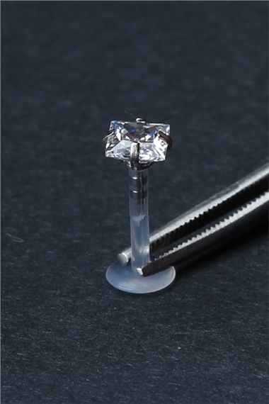 Kare Taş Labret Tedavi Piercing 