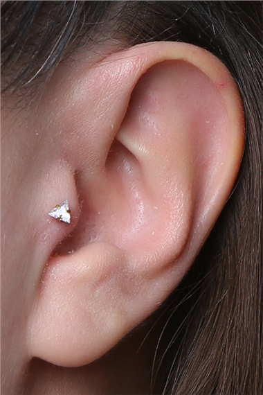 Üçgen Taş Labret Orta Boy Gold Piercing