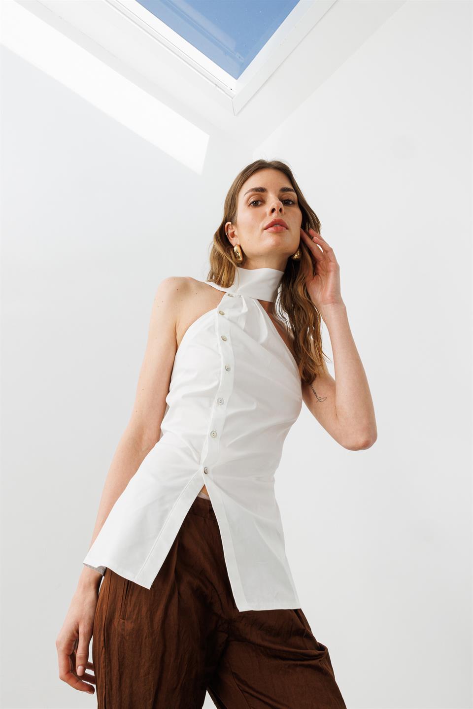 Beyaz Pamuklu Fular Yakalı, Sedef Düğmeli Asimetrik Gömlek