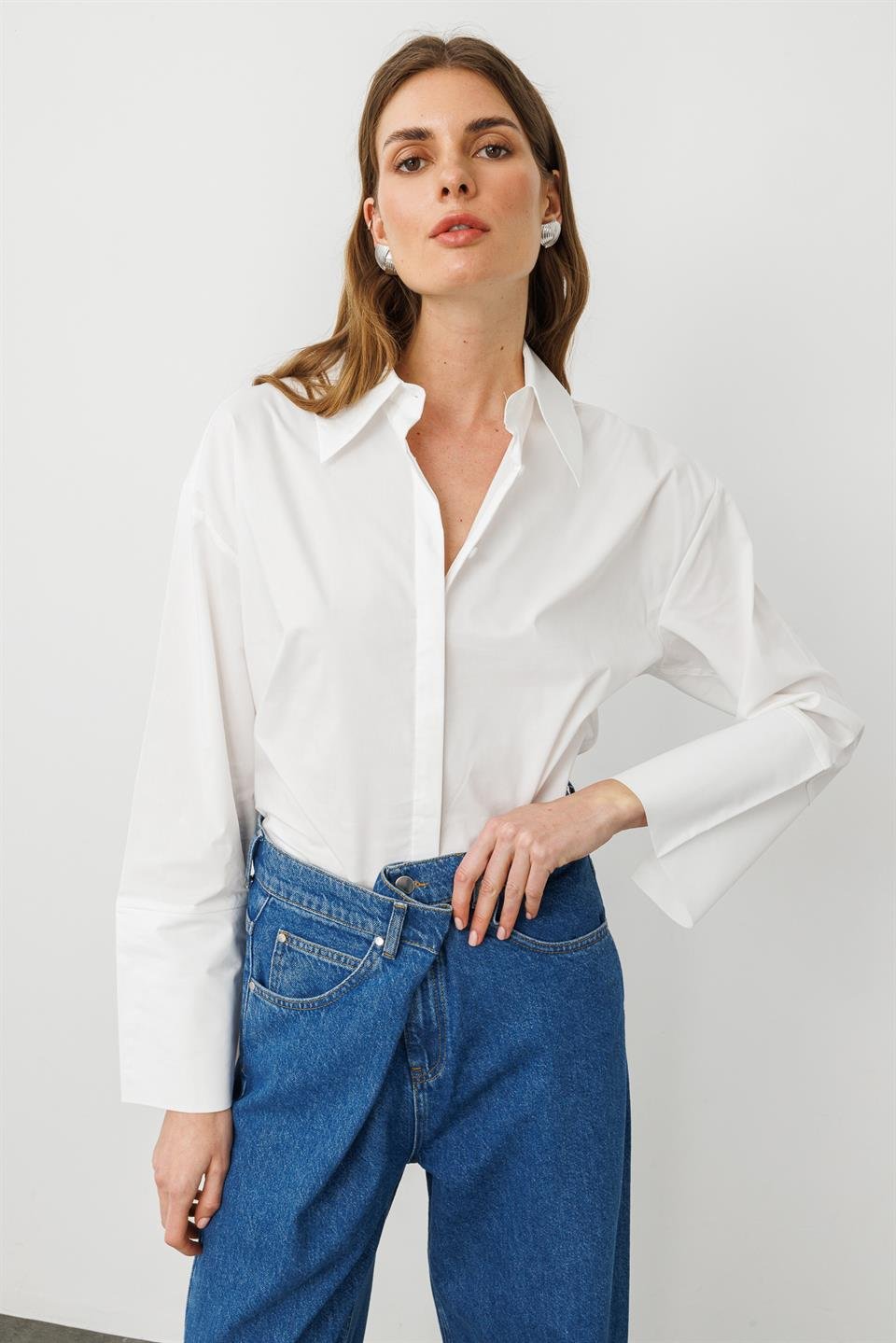 Beyaz Pamuklu Geniş Yaka, Manşet Detaylı Oversize Gömlek