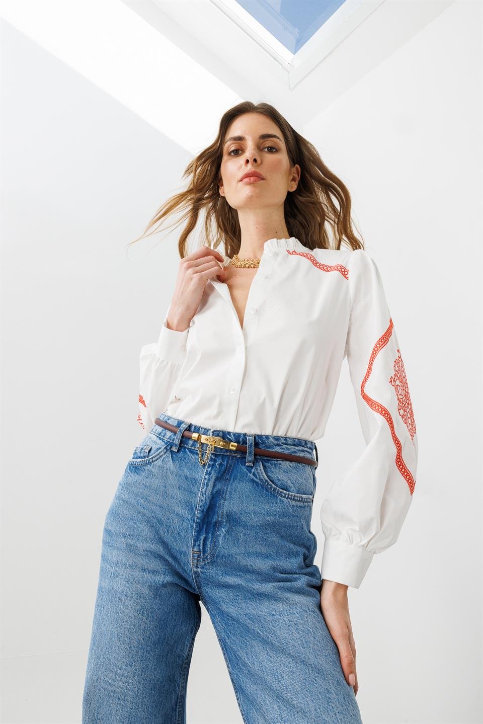 Beyaz Pamuklu Nakış Detaylı, Balon Kollu Fırfır Yakalı Etnik Gömlek