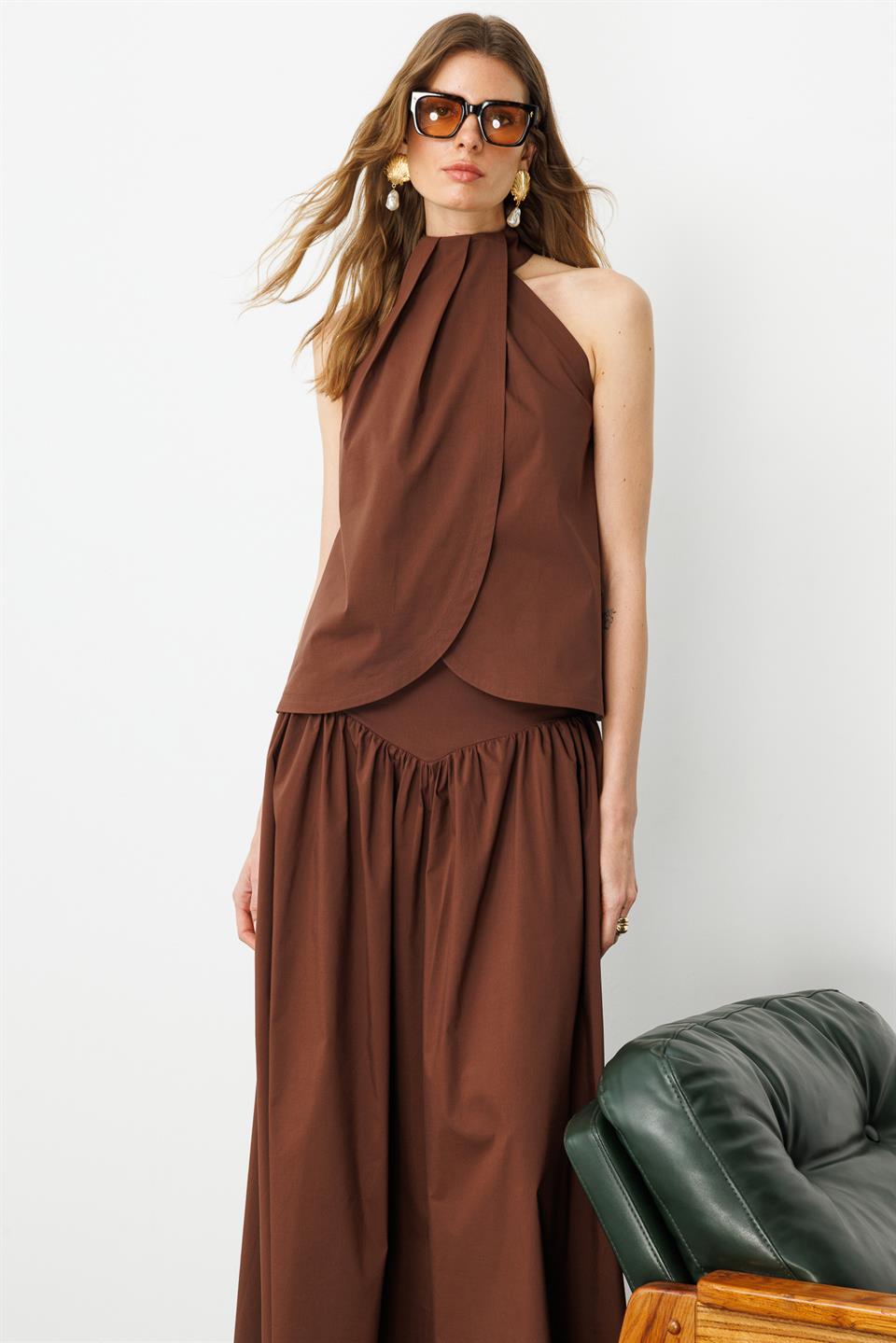 Kahverengi Pili Detaylı Halter Yaka Bluz