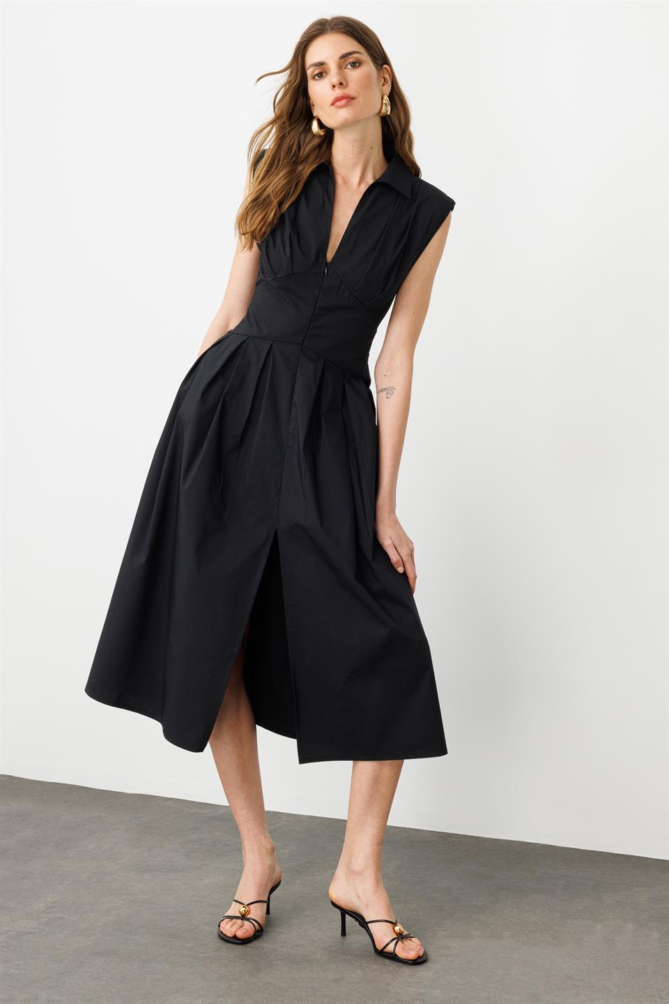 Siyah Vatkalı Gizli Fermuar Ve Etek Pili Detaylı Yırtmaçlı Ve Yan Cepli Midi Elbise