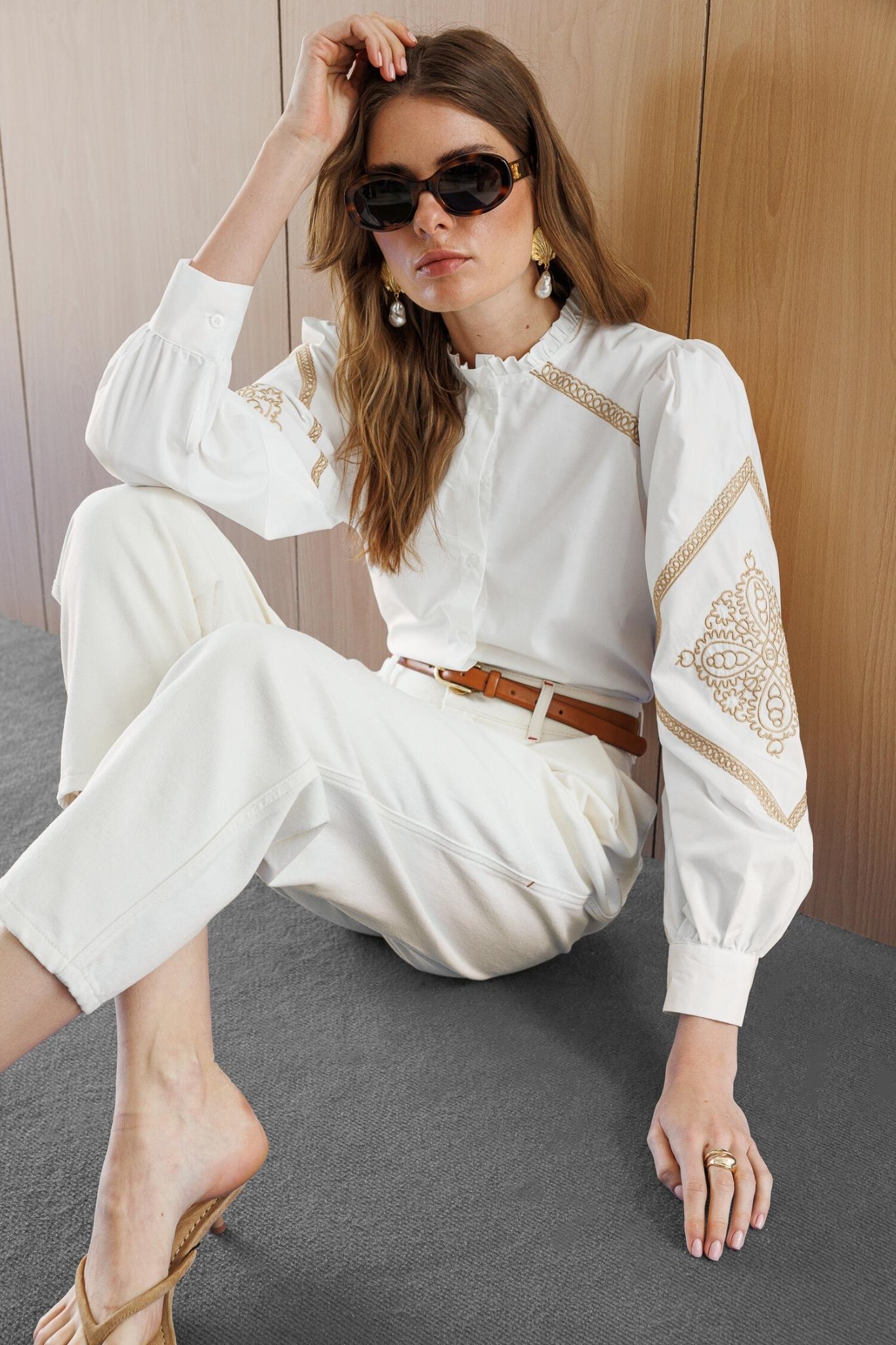 Bej-Beyaz Pamuklu Nakış Detaylı, Balon Kollu Fırfır Yakalı Etnik Gömlek