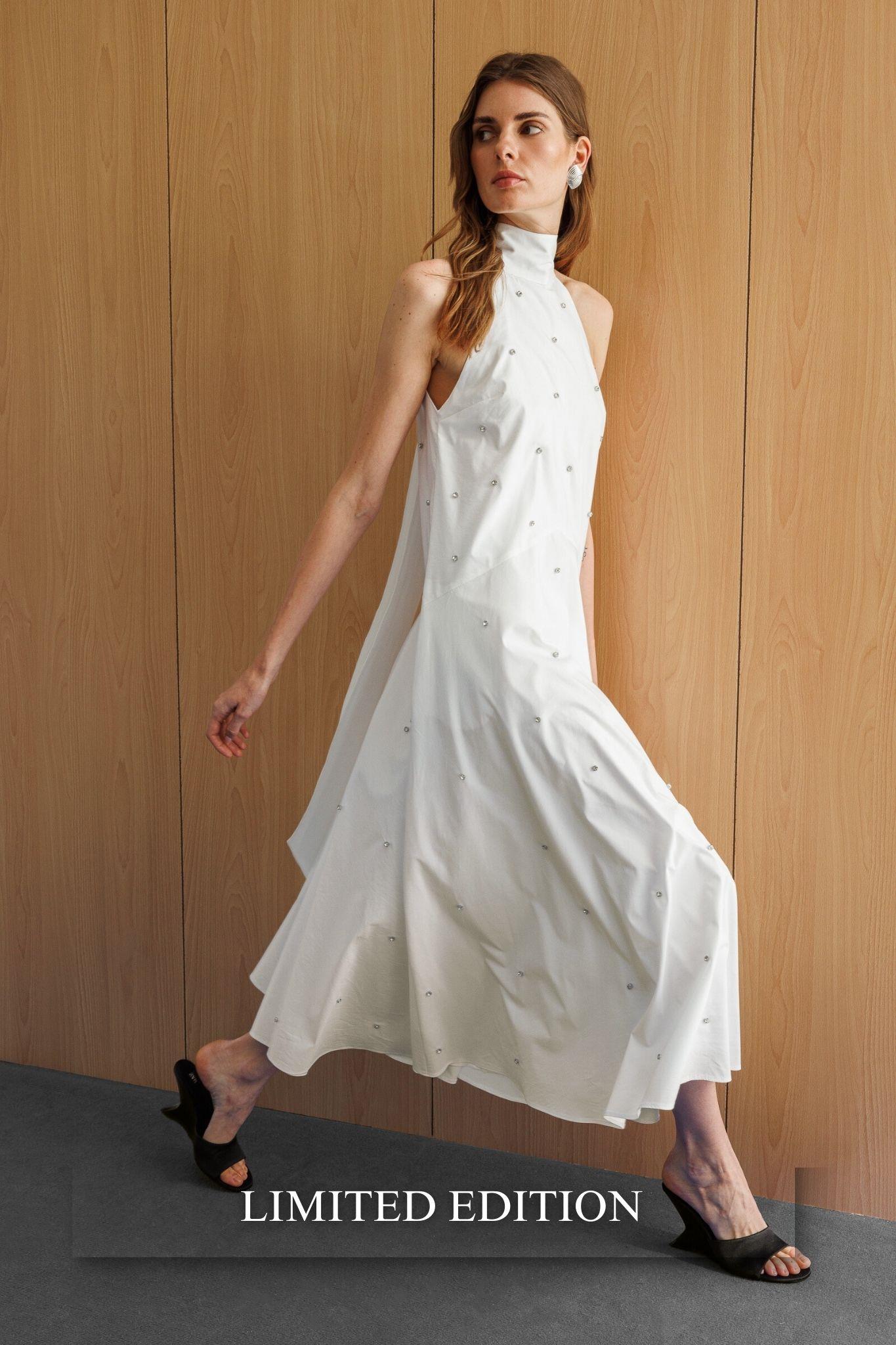 Beyaz Dik Yakalı Boyundan Bağlamalı Geniş Kesim A Formlu Taşlı Midi Elbise