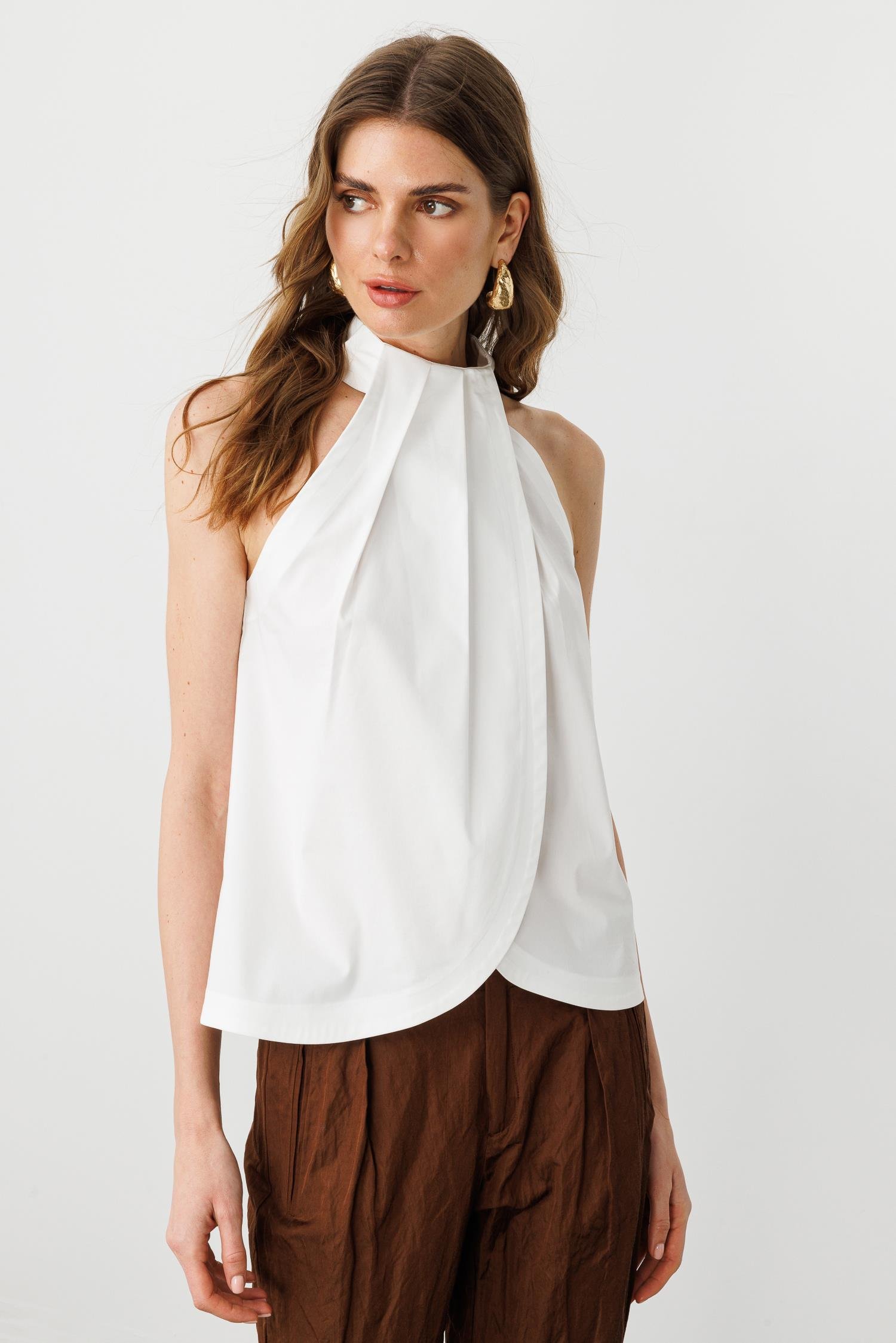 Beyaz Pili Detaylı Halter Yaka Bluz