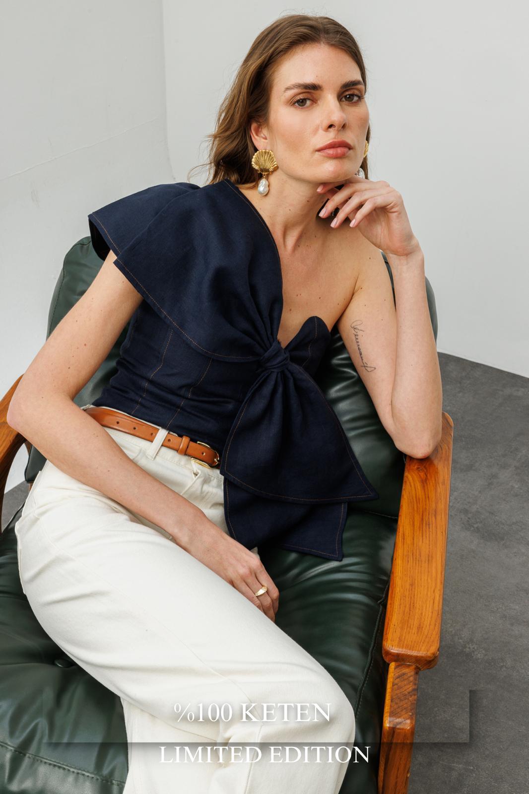 Lacivert Tek Omuz Fiyonk Detaylı Keten Bluz