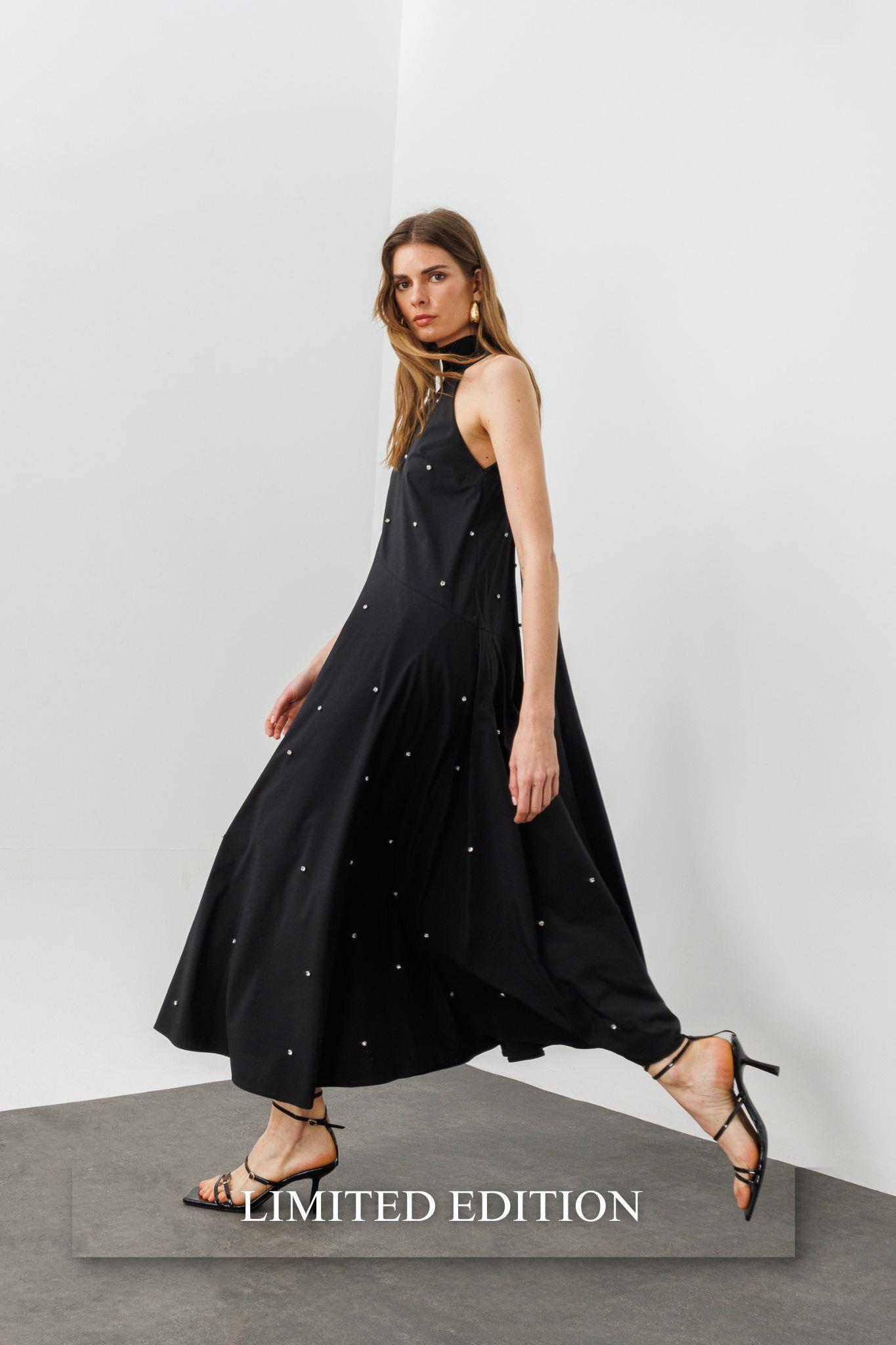 Siyah Dik Yakalı Boyundan Bağlamalı Geniş Kesim A Formlu Taşlı Midi Elbise