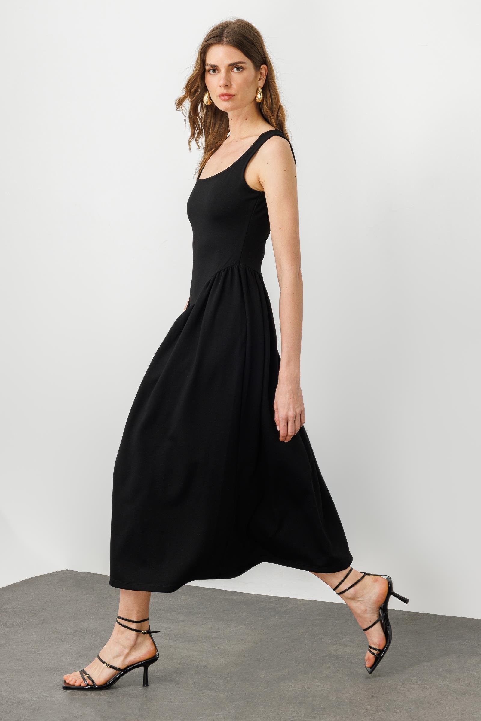 Siyah Kare Yaka Büzgü Detaylı Midi Boy Elbise