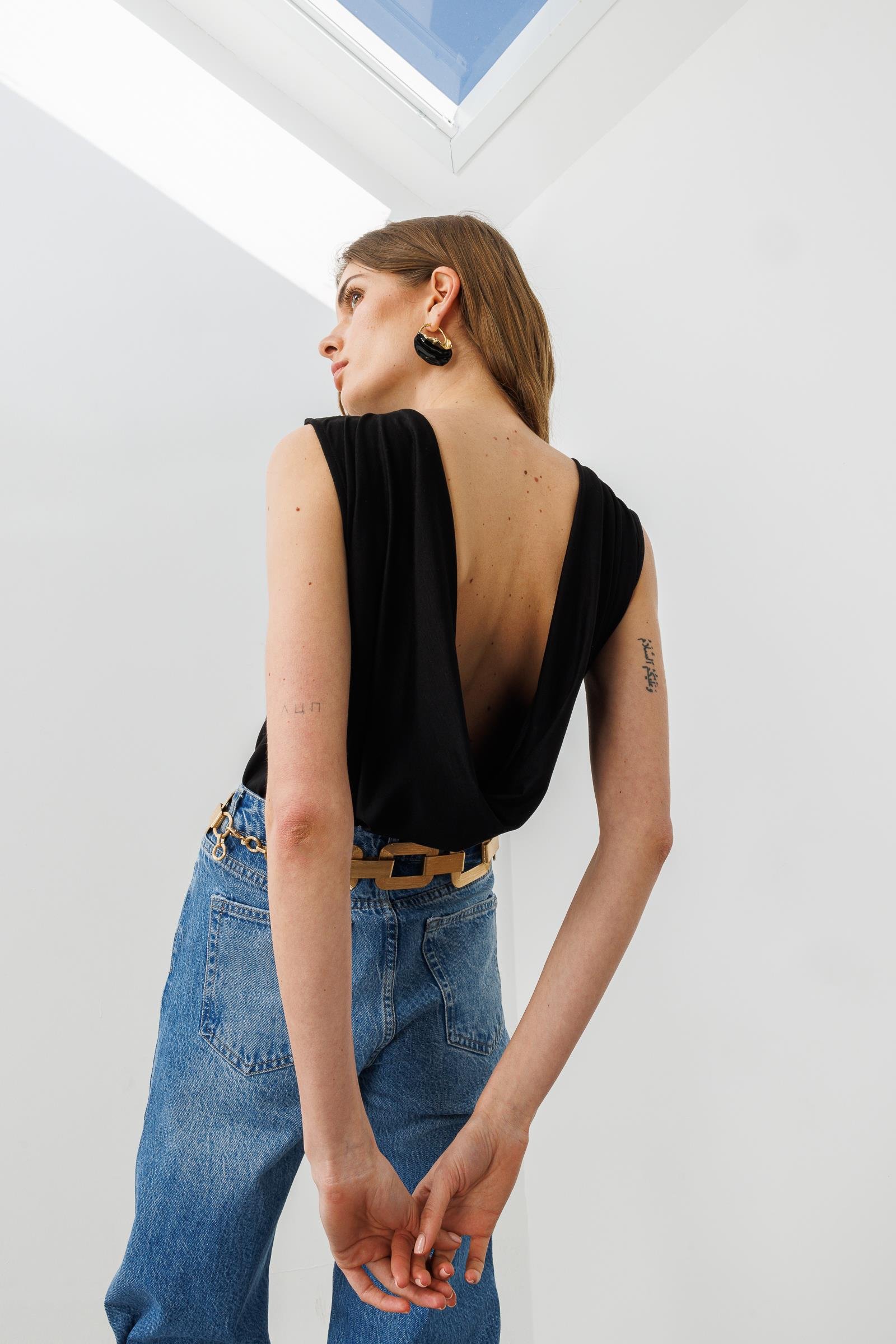 Siyah Sırtı Degaje Detaylı Dökümlü Kolsuz Bluz