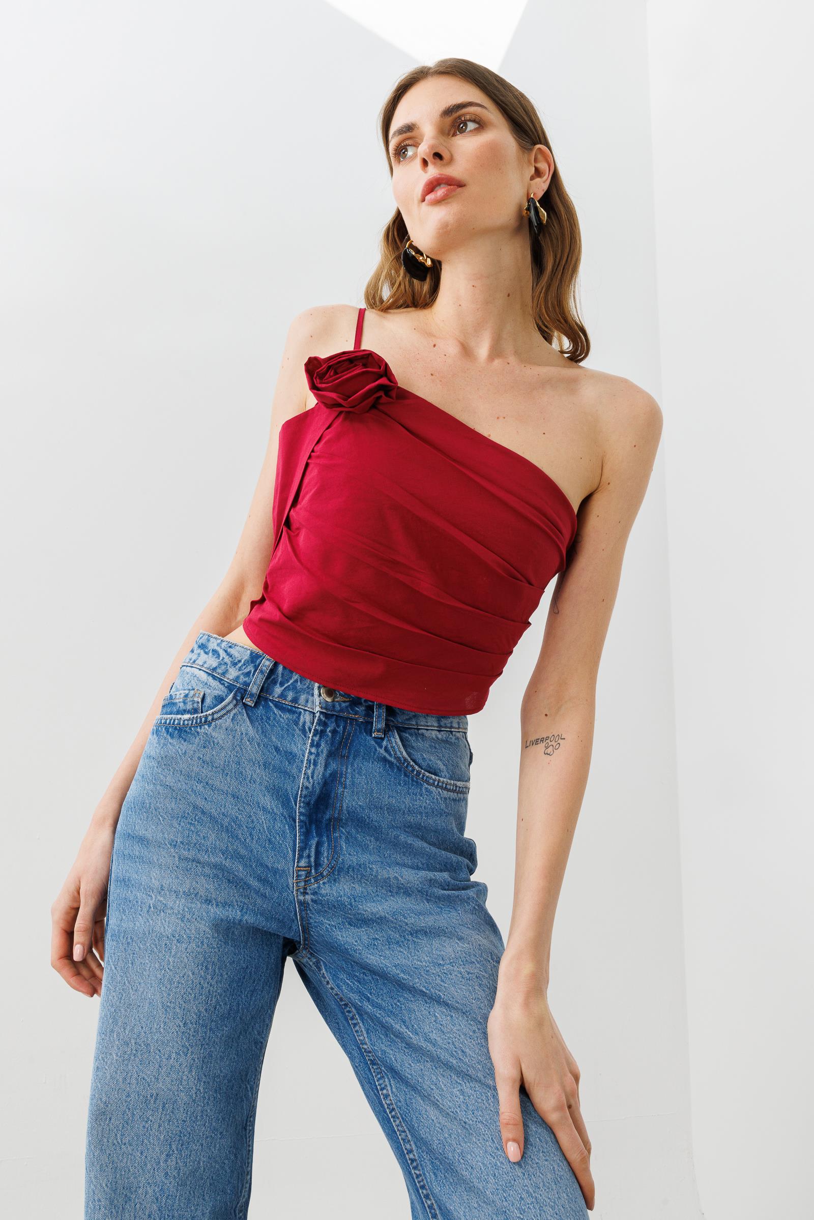 Vişne Gül Detaylı Asimetrik Tek Askılı Pamuklu Bluz