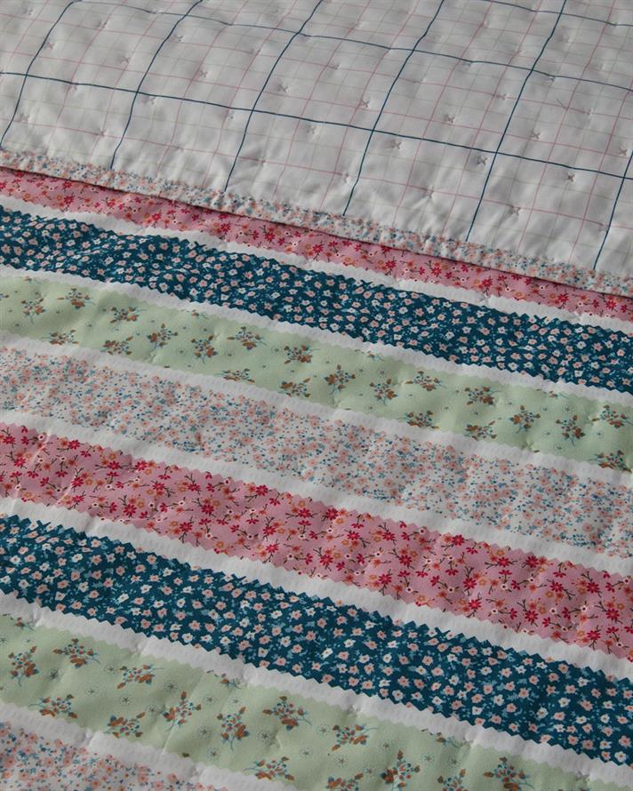Cuvertura pat reversibila, King Size, Blossom Lines, poliester, 240x220 cm, roz