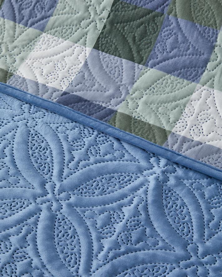 Set cuvertura pat reversibila cu fete de perna, pentru doua persoane, Ornate Check, catifea, 200x220 cm/50x70 cm, albast