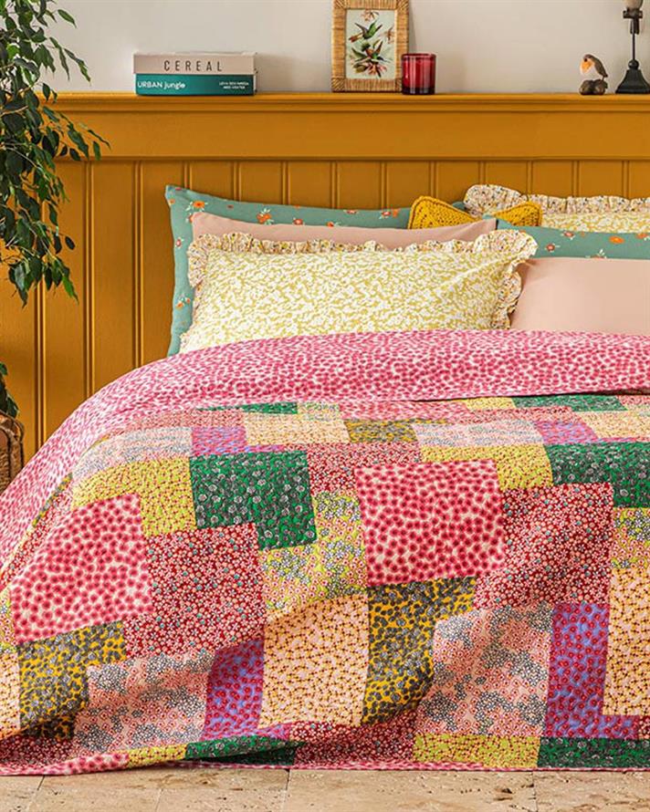 Cuvertura pat reversibila pentru doua persoane, Daisy Fest, poliester, 200x220 cm, roz