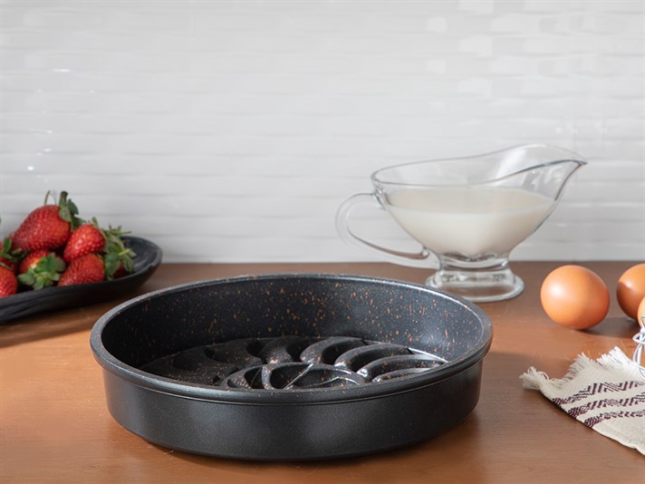 Pretty Casting Cake Mould 26 cm Black