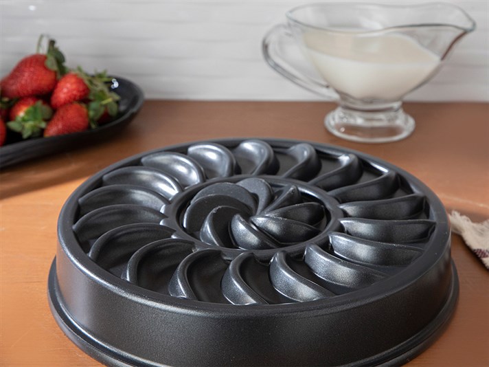 Pretty Casting Cake Mould 26 cm Black