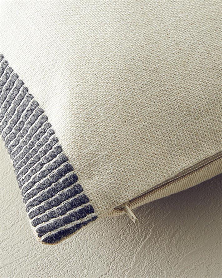 Elvira Husă Pernuță 45x45 cm Ecru