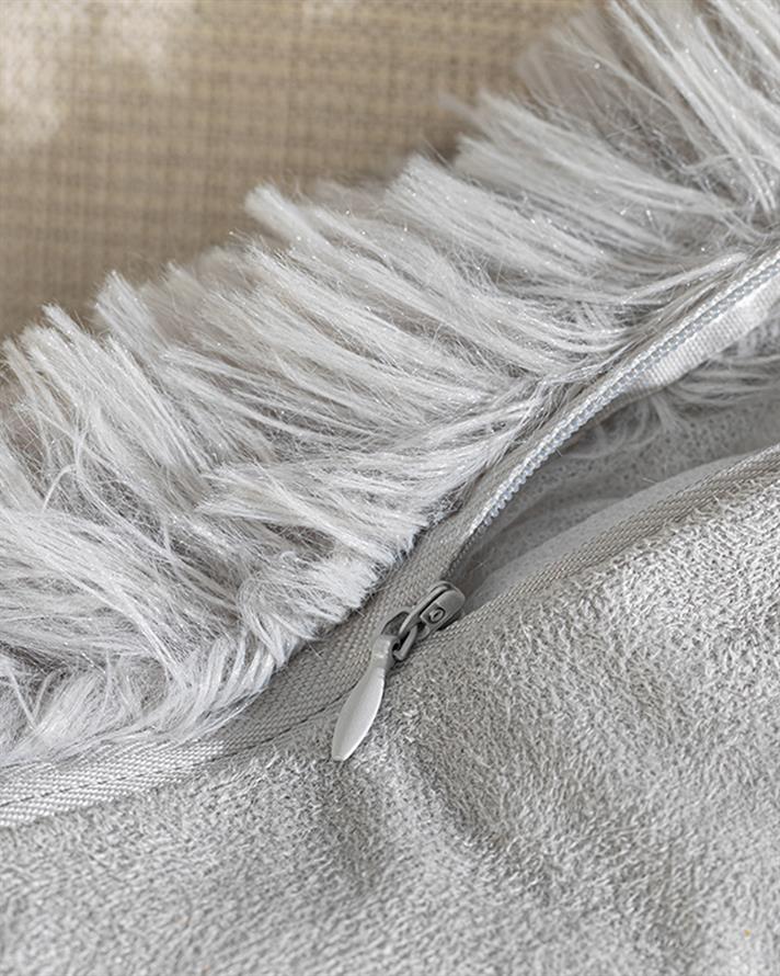 Față de pernă decorativă, Fluffy, blană artificială, 45x45 cm, gri deschis