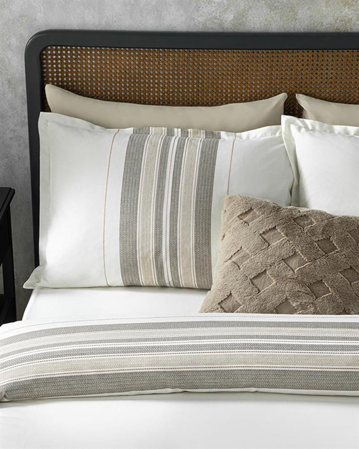 Lenjerie de pat completa, King Size, Grand, bumbac-viscoza-poliester, 240x220 cm/180x200 cm/50x70 cm, alb- bronz