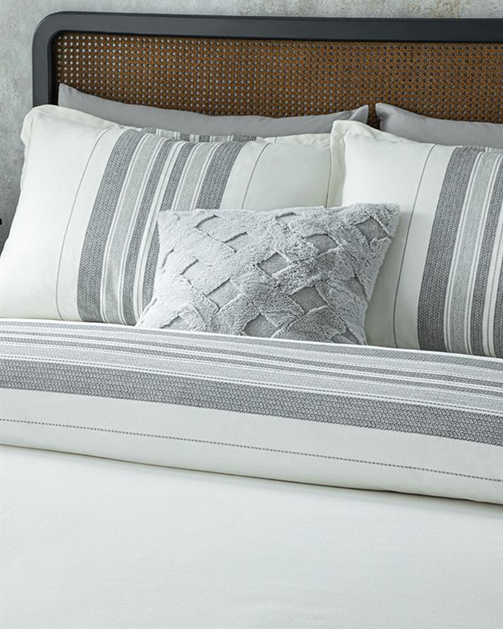 Lenjerie de pat completa, King Size, Grand, bumbac-viscoză-poliester, 240x220 cm/180x200 cm/50x70 cm, alb-gri