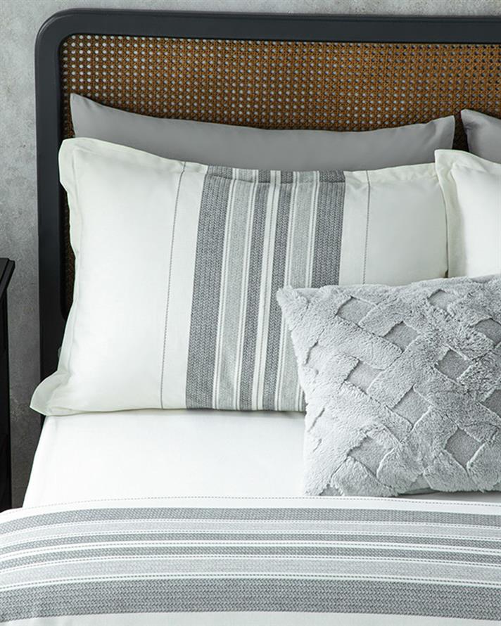 Lenjerie de pat completa, King Size, Grand, bumbac-viscoză-poliester, 240x220 cm/180x200 cm/50x70 cm, alb-gri