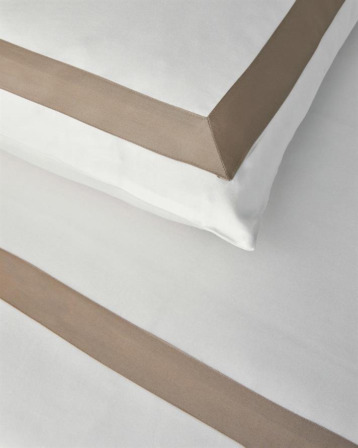 Lenjerie de pat completa pentru doua persoane, Splendent, bumbac-liocel, 200x220 cm/160x200 cm/50x70 cm, alb-bej