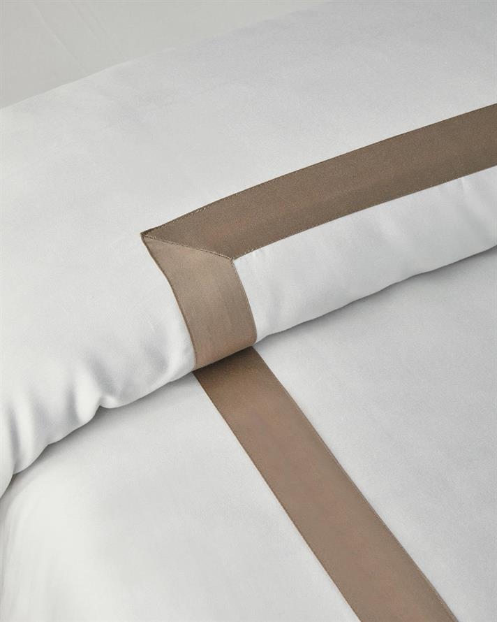 Lenjerie de pat completa pentru doua persoane, Splendent, bumbac-liocel, 200x220 cm/160x200 cm/50x70 cm, alb-bej