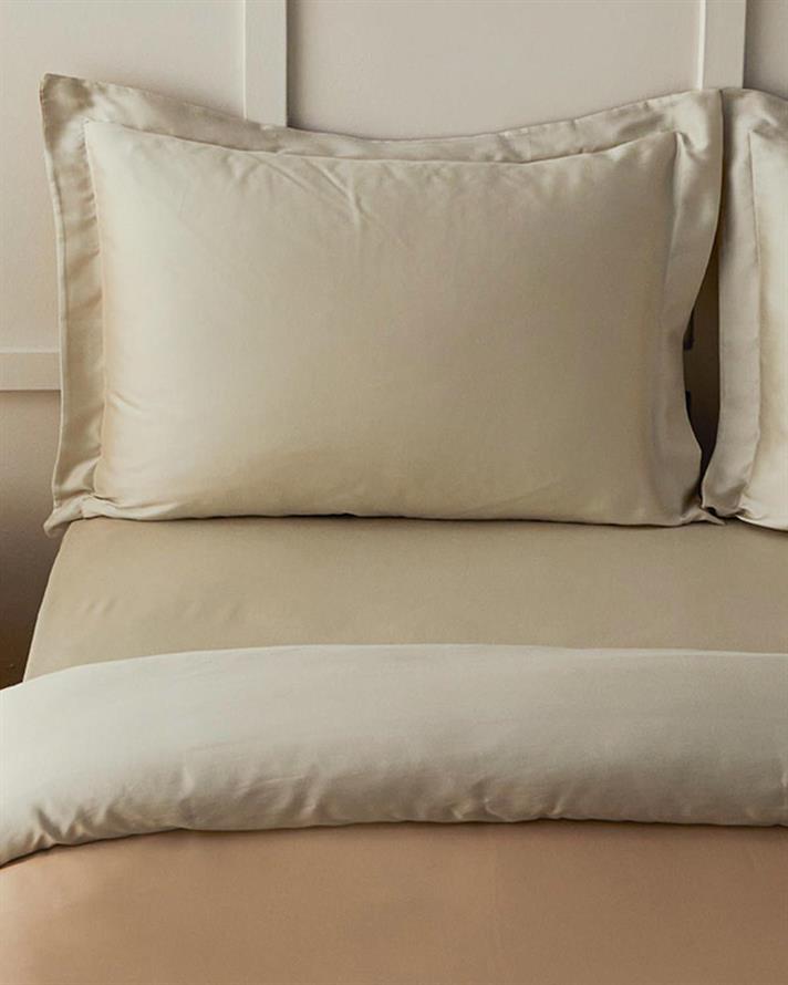 Lenjerie de pat completa pentru doua persoane, Glorious, matase, 200x220 cm/160x200 cm/50x70 cm, auriu