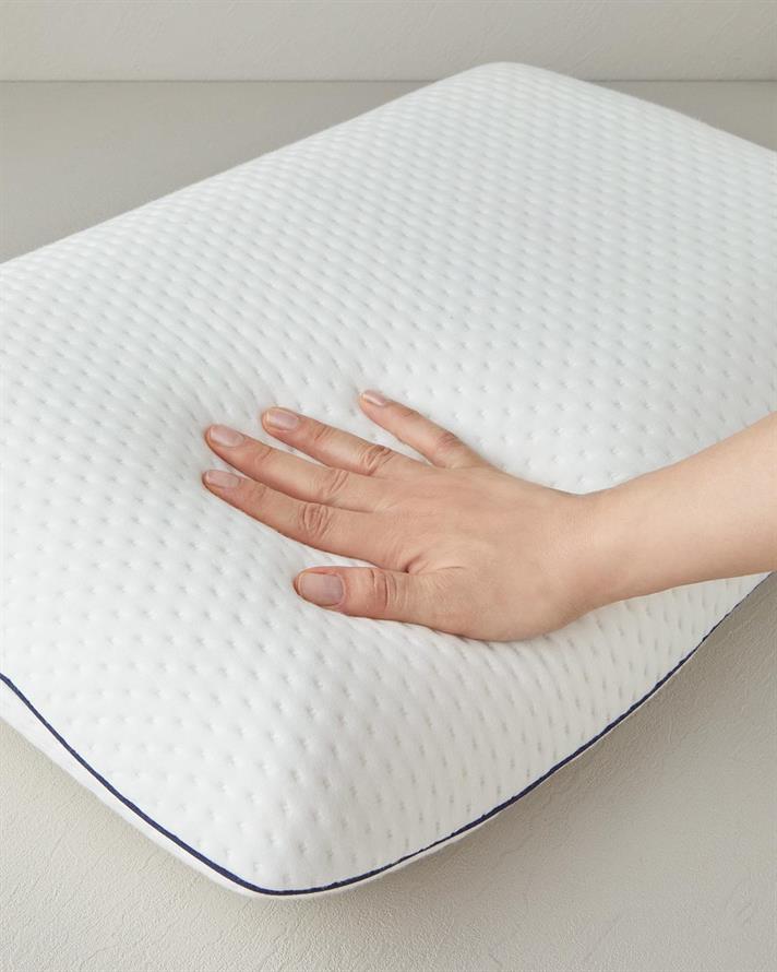 Pernă, Sensitive, poliester cu umplutură de de burete visco-elastic, 60x40x16 cm, alb