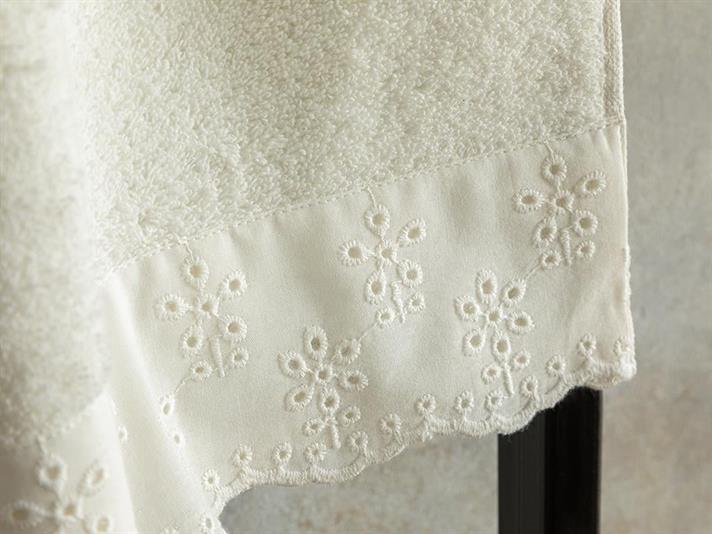 Lilian Cottony brode Face Towel 50x70 cm Ecru