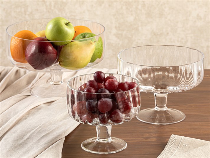 Rhoda Glass With Legs Serving Ware 19 cm Transparent
