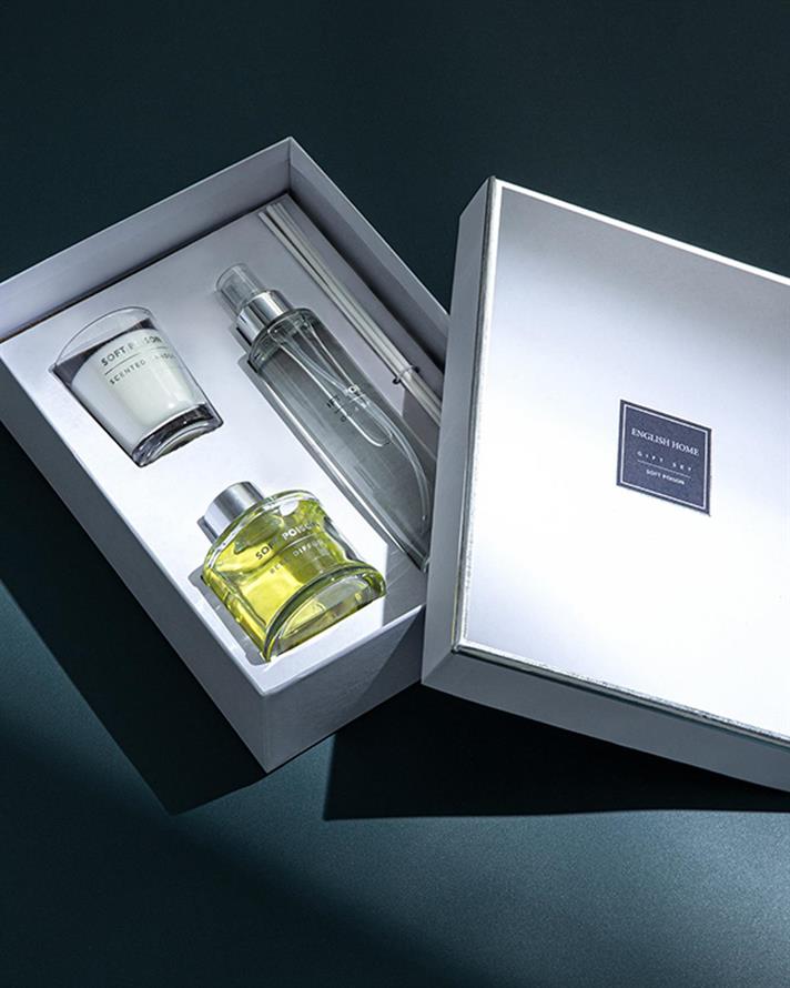 Set 3 - lumânare, parfum cu bețisoare, spray de cameră, Soft Poison, 100 ml – 65g – 100 m, alb