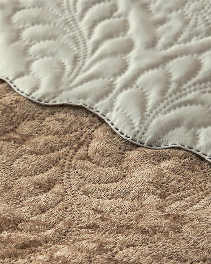 Set cuvertură pat cu două fețe de pernă, pentru două persoane, Royal Charm, poliester, 200x220 cm/ 50x70 cm, argintiu