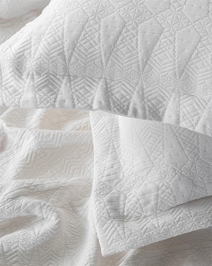 Set cuvertură pat cu fețe de pernă, King size, Triangle, jacquard-bumbac-poliester, 240x250 cm, alb