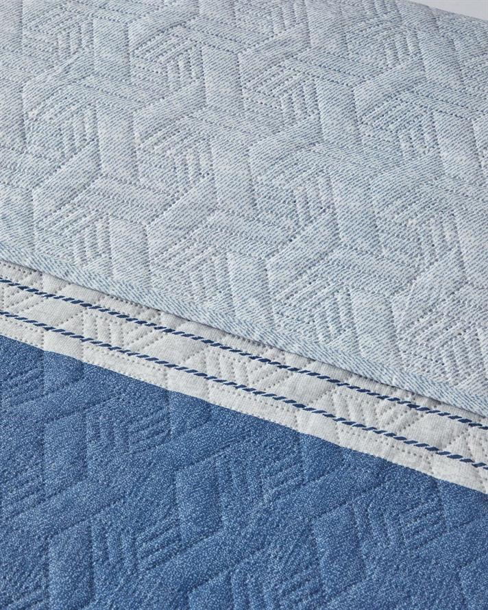 Set cuvertura pat cu fete de perna reversibila pentru doua persoane, Sleek Stripes, poliester, 200x220 cm/50x70 cm, bleu