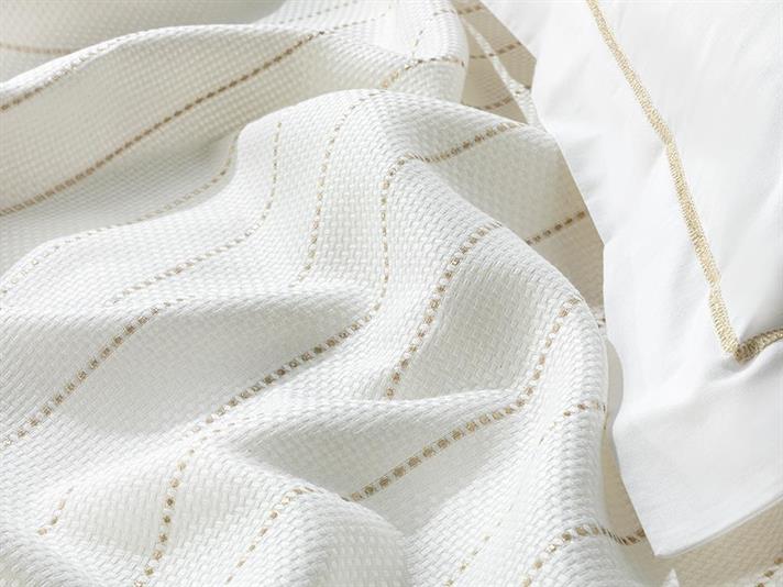 Set pătură subțire cu fețe de pernă, pentru două persoane, Lucent, bumbac-viscoză-poliester, 200x220 cm, alb- auriu