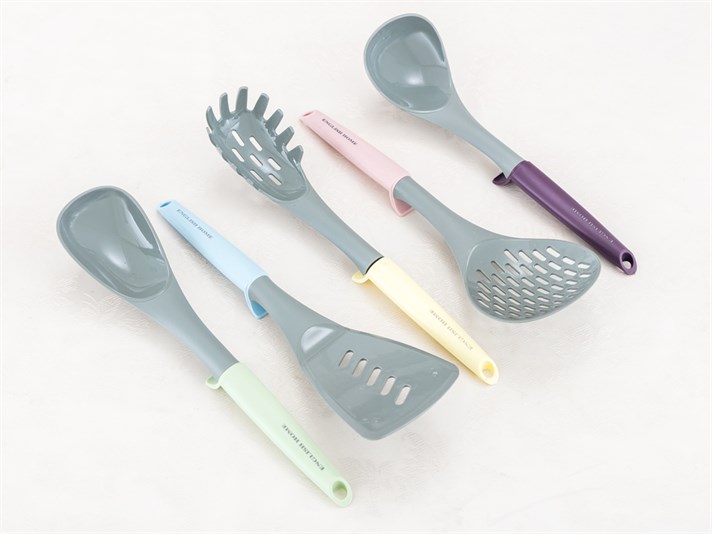 singuratic Plastic  6 piese  SET DE SERVIT Colorat