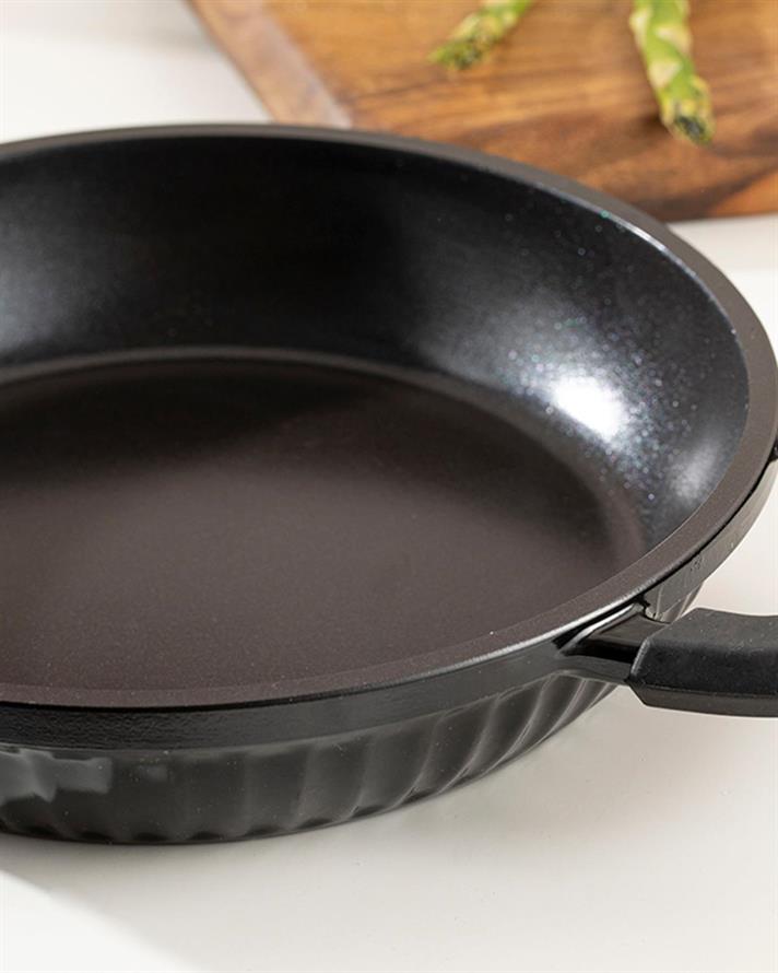 Tigaie cu manere pentru oua, Master Cast, aluminiu turnat, 20 cm, negru