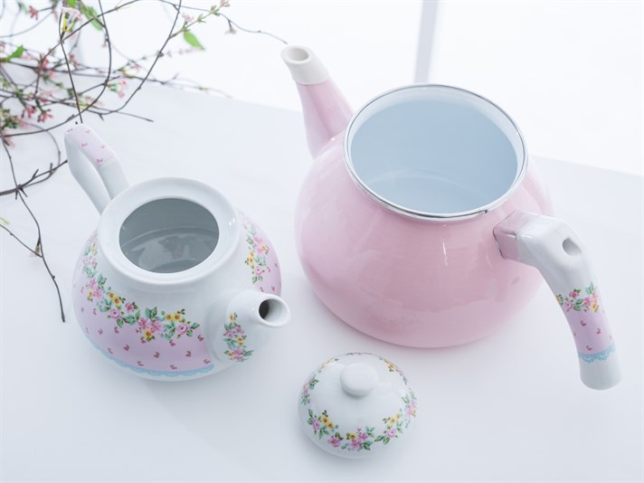 Tulip Enamel Tea Pot . Pink